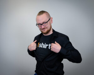 Rad Paluszak in Ahrefs t-shirt